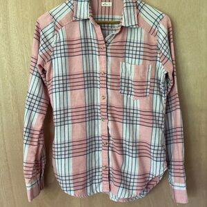 Hollister pink plaid button down long sleeve shirt. Size XS